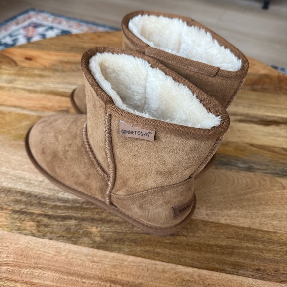 Minnetonka Mini Boots with Plush Lining - Picture 3 of 6